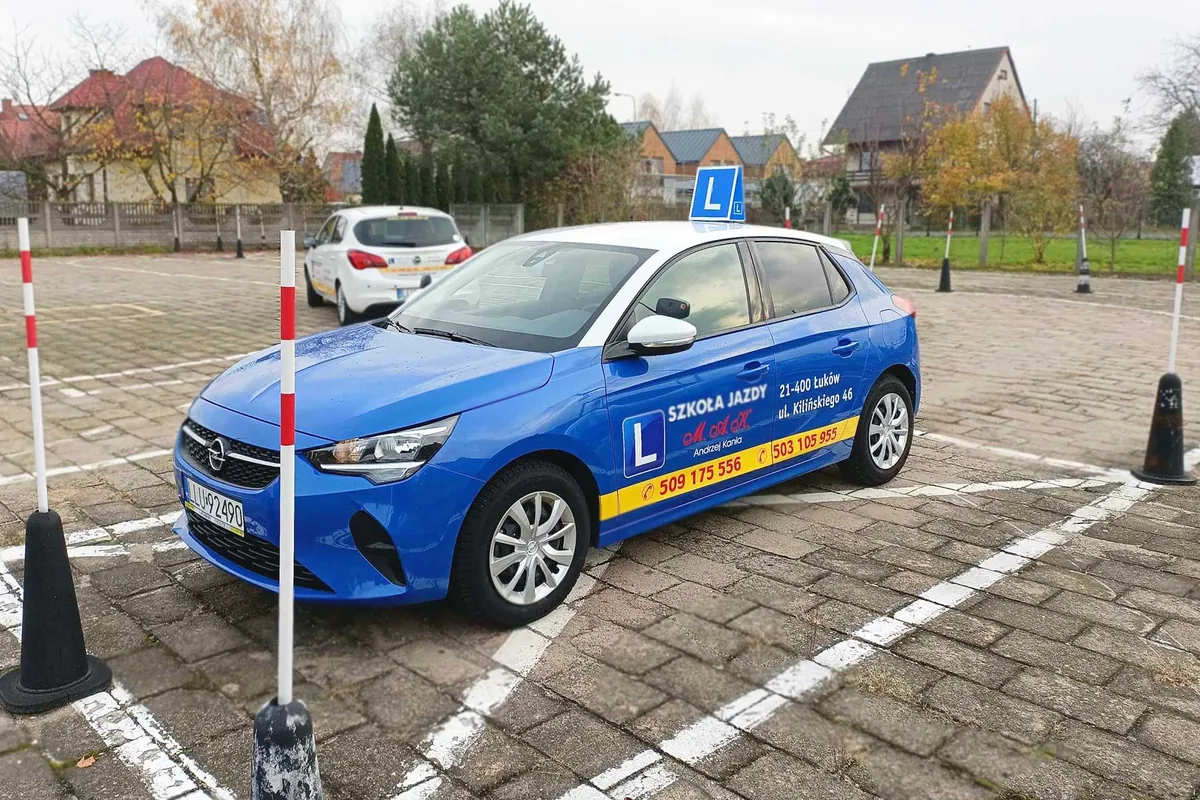 Opel Corsa Szkoły Jazdy M.A.K. na placu manewrowym w Łukowie